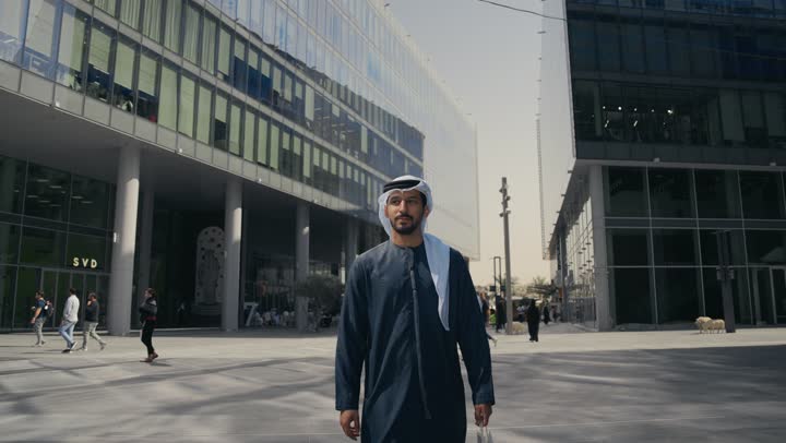تقوية وتعزيز العلاقات الاجتماعية ، صديقان عربيان خليجيان اماراتيان يرتديان الكندوره والغتره، قضاء أوقات ممتعة في الطبيعة ، النظر الى شئ ما بتعابير السرور ، مفهوم الأناقة والاهتمام بالمظهر الخارجي ، استنشاق الهواء النقي في وقت النهار .