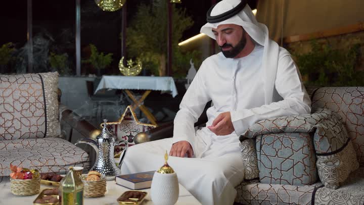 تلاوة وقراءة القرآن الكريم وتدبر معانيه، الاجتهاد في العبادة، الشعور بالخشوع والطمأنينة، شاب عربي خليجي اماراتي يرتدي الكندوره والغتره يحمل بيده المصحف الشريف، الإكثار من ذكر الله تعالى، التقرب الى الله في شهر رمضان