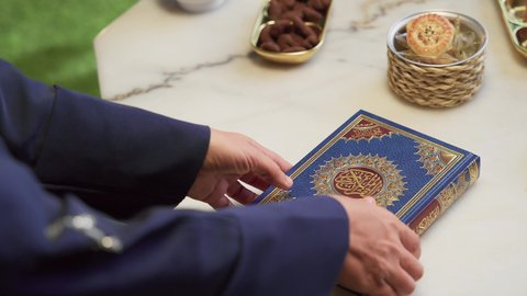 امراه عربية خليجية اماراتيه ترتدي العباءه والحجاب تمسك بيدها القران الكريم ، إستقبال شهر رمضان، أجواء رمضانية ،كتاب الله تعالى ، تلاوة وتحفيظ القرآن الكريم ، جلسات خارجية في الهواء الطلق ، أدعية وأذكار، زينة شهر رمضان، المناسبات الدينية والأعياد الإسلامية، قراءة القرآن الكريم