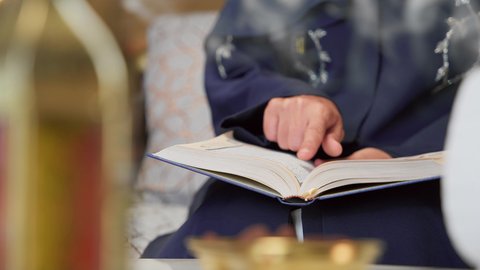 قراءة القرآن الكريم، أدعية وأذكار، تلاوة وتحفيظ القرآن الكريم ، المناسبات الدينية والأعياد الإسلامية،امراه عربية خليجية اماراتيه ترتدي العباءه والحجاب ، إستقبال شهر رمضان، زينة شهر رمضان، أجواء رمضانية، جلسات خارجية في الهواء الطلق