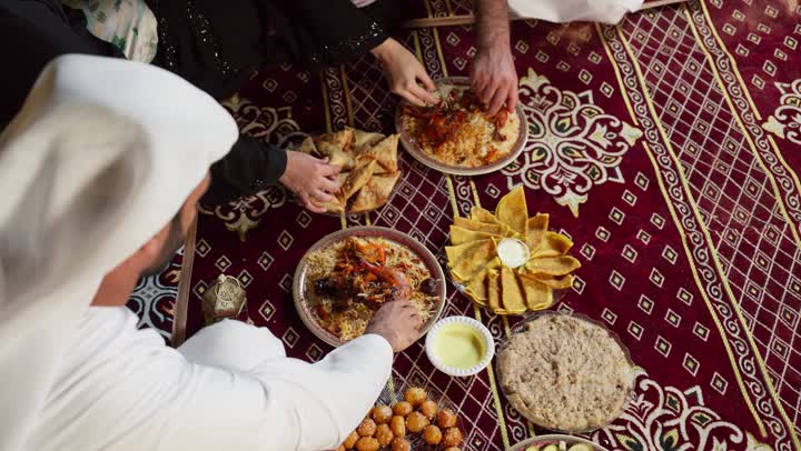 افطار عائلي في خيمه وسط الصحراء، عائله اماراتيه تستمتع بتناول الارز والفراخ المشوى، مقبلات شهيه ومتنوعه، التخييم في اجواء شهر رمضان الكريم، كشته وجلسه برشبابيه، ديكورات وزينه شهر رمضان، كرم الضيافه وحسن الاستقبال