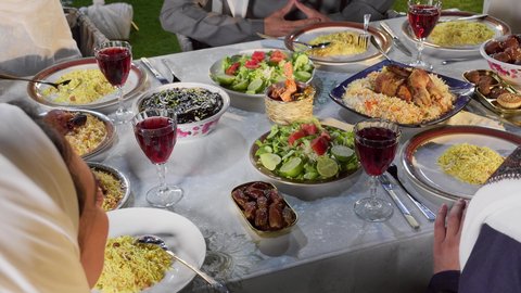 أطعمة وأكلات شعبيه تقليديه،تصوير مقرب لسفرة مليئة بأصناف متنوعه من المأكولات الشهية، مائدة افطار رمضانية متنوعة، وصفات وأطباق طعام صحية، أجواء اسلامية روحانية، وجبات الغداء المتميزة