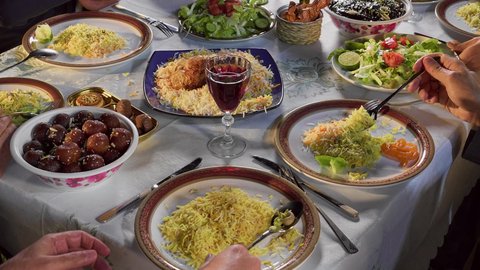 أطعمة وأكلات شعبيه تقليديه،تصوير مقرب لسفرة مليئة بأصناف متنوعه من المأكولات الشهية، مائدة افطار رمضانية متنوعة، وصفات وأطباق طعام صحية، أجواء اسلامية روحانية، وجبات الغداء المتميزة