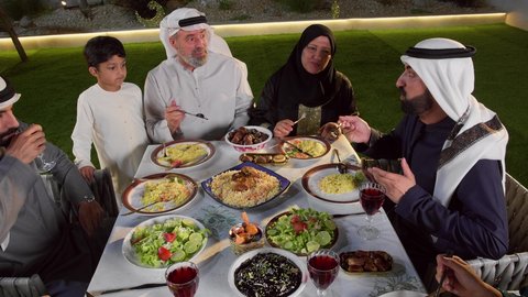 سفرة مليئة باصناف من المأكولات و المشروبات الشهية، أجواء دينية رمضانية، تصويرمقرب لاسره عربيه خليجيه اماراتية يقومون بتناول الافطارالشهي، اجتماع الأسرة حول مائدة الطعام، أداء فريضة الصيام
