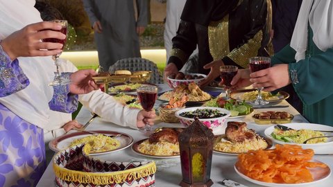 الاستمتاع بتناول المشروبات، ديكور وأجواء رمضانية، مائده طعام مليئه بأصناف المأكولات و المقبلات الشهية، تصوير مقرب لتجمع أسرة عربية خليجية اماراتية حول سفرة الإفطار في شهر رمضان المبارك، حسن الضيافة و الاكرام