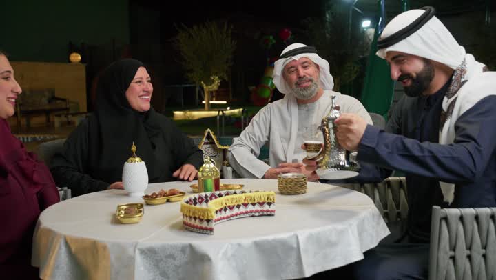 رمضان شهر الخير والبركة، المشروبات والمقبلات الرمضانيه الشهية، اجتماع الأهل ومشاركة القهوه على مائده الإفطار، عائله عربيه خليجيه اماراتية تقوم بتناول القهوه في الخارج، الديكورات الرمضانية علي الطاوله، حسن الاستقبال وكرم الضيافه