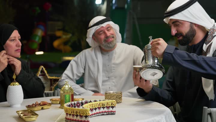 رمضان شهر الخير والبركة، المشروبات والمقبلات الرمضانيه الشهية، اجتماع الأهل ومشاركة القهوه على مائده الإفطار، عائله عربيه خليجيه اماراتية تقوم بتناول القهوه في الخارج، الديكورات الرمضانية علي الطاوله، حسن الاستقبال وكرم الضيافه