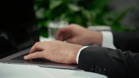 امتلاك مهارة الكتابة بسرعة، عرض شاشة لابتوب سوداء فارغة، الاستمتاع باحتساء القهوة، تصوير مقرب لأيدي رجل عربي خليجي إماراتي يجلس في المقهى ويقوم بالضغط على أزار لوحة المفاتيح، إنجاز العمل عن بعد عبر جهاز الحاسوب، كافيه راقي في الإمارات العربية المتحدة