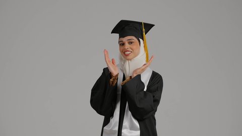 تحقيق حلم النجاح ، الاهتمام بالاناقه والمظهر الخارجى ، جودة التعليم في المملكة ، الاحتفالات والمناسبات الجامعية, مفهوم الاجتهاد والتفوق، الشعور بالثقة بالنفس والفخر، تصوير مقرب لطالبة عربية خليجية اماراتيه محجبة ترتدي روب وقبعة التخرج ، تضع وشاح علم الامارات على كتفها، إنهاء الدراسة الجامعية