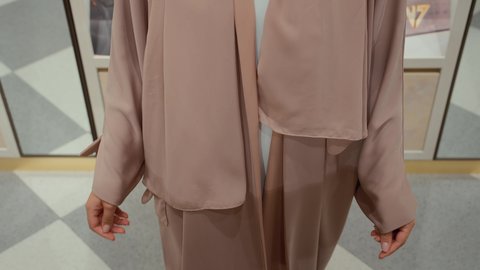 اقتناء نظارات حماية من الشمس، تشكيلة واسعة جديدة من نظارات النظر في محل خليجي،  كيفية إختيار النظارة الشمسية الملائمة لملامح الوجه ، تصوير مقرب من الامام لامراة عربيه خليجيه اماراتية ترتدي العباءه الملونه تقوم باختيار نظاره شمسيه من داخل الادراج الداخلية