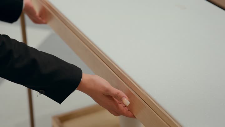 اقتناء نظارات حماية من الشمس، كيفية إختيار النظارة الشمسية الملائمة لملامح الوجه ، تصوير مقرب لبائعه خليجيه تقوم بعرض النظارات الشمسيه الموجوده في الادراج المغقله، مفهوم التسوق، تشكيلة واسعة جديدة من نظارات النظر في محل خليجي