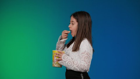 تحديد هدف معين ،الاهتمام بالاناقه والمظهر الخارجي ،الابتعاد عن روتين الحياة اليومية، ايماءات الاستمتاع بمشاهدة فيلم ممتع، متابعة الأفلام والعروض المسرحية في السينما، تصوير لبنت عربية خليجية اماراتيه مبتسمة ترتدي الزي الكاجوال ونظاره سوداء تمسك بيدها علبه الفوشار ، خلفية ملونه