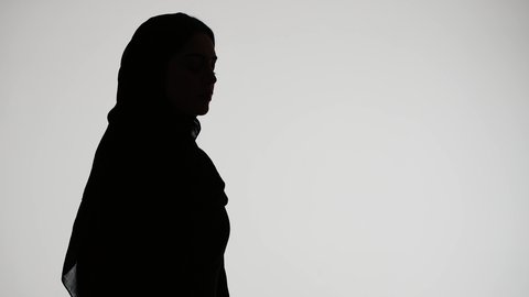 تنظيم وترتيب التوقيت، إدارة الجداول الزمنية، تصوير ظلي لامراه عربيه خليجيه اماراتيه ترتدي ساعة اليد تنظر اليها وتقوم بمراقبة الوقت ، تحديد مواعيد العمل، خلفية بيضاء