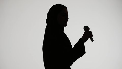 تقديم برامج اذاعية ، تصوير ظلي لإمرأة عربية خليجية اماراتيه تمسك بيدها الميكروفون، الاستمتاع  وحب الغناء ، لقاء الخطابات والندوات، القاء التدريب الصوتي، حضور المؤتمرات والمحاضرات، خلفية بيضاء