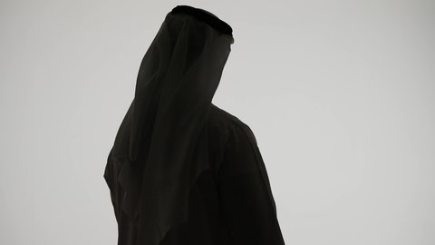 تحديد موقع معين، النظر الى شيء ما ،إشارات وحركات يدين تدل على هذا المكان (هنا)، تصوير ظلي لرجل عربي خليجي اماراتي يشير بأصابعه الى هدف محدد، خلفية بيضاء