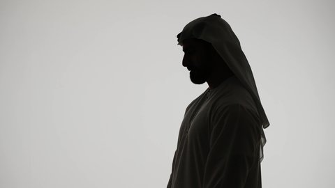 القيام بعادات سلوكية ضارة وتعاطي المواد السام ، أضرار التدخين على الجسد ، تصوير ظلي لرجل عربي خليجي اماراتي ، الإدمان على التبغ والسجائر ، خلفية بيضاء