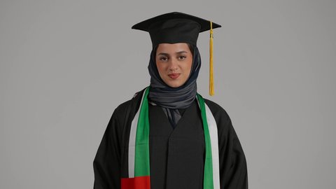 الاحتفال بإنهاء الدرجة الجامعية، أجيال المستقبل, بورترية لطالبة عربيه خليجيه اماراتية ترتدي العباءه وقبعة التخرج تقوم بعرض شهادة النجاح، بنت سعودية تحتفل بإنهاء الدراسة الجامعية، الاهتمام بالأناقة والمظهر الخارجي, مفهوم الاجتهاد والتفوق، خلفية رمادية