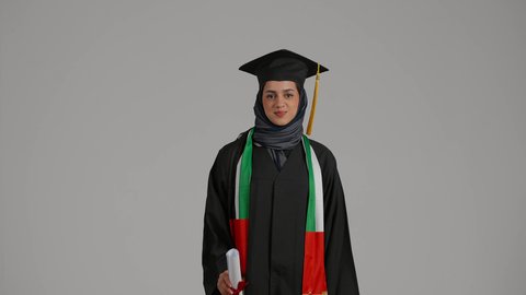 تلميذة متفوقة، حفل تخرج، بنت سعودية تحتفل بإنهاء الدراسة الجامعية، بورترية  لطالبة عربية خليجية اماراتية ترتدي ملابس التخرج وتمسك بيدها شهادة النجاح والتفوق، ايماءات وجه تدل على السعادة، خريجة جامعية، مدارس وجامعات