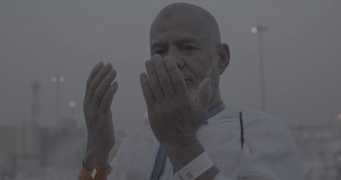 إتمام مناسك الحج, وقفة حجاج بيت الله الحرام على جبل عرفات في المملكة العربية السعودية, تصوير مقرب لحاج يقوم بالدعاء والتوجه إلى الله الكريم في جبل الرحمة, الخشوع والمشاعر الإيمانية الإسلامية العظيمة, أداء فرائض الإسلام في مكة المكرمة