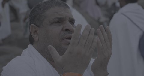 إتمام مناسك الحج, وقفة حجاج بيت الله الحرام على جبل عرفات في المملكة العربية السعودية, تصوير مقرب لحاج يقوم بالدعاء والتوجه إلى الله الكريم في جبل الرحمة, الخشوع والمشاعر الإيمانية الإسلامية العظيمة, أداء فرائض الإسلام في مكة المكرمة