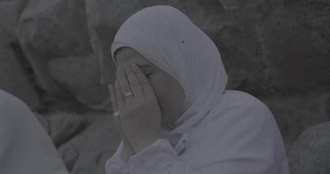 وقفة حجاج بيت الله الحرام على جبل عرفات في المملكة العربية السعودية, تصوير مقرب لحاجة تقوم بالدعاء والتوجه إلى الله الكريم في جبل الرحمة, الخشوع والمشاعر الإيمانية الإسلامية العظيمة, أداء فرائض الإسلام في مكة المكرمة، إتمام مناسك الحج