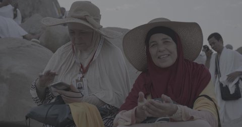 وقفة حجاج بيت الله الحرام على جبل عرفات في المملكة العربية السعودية, تصوير مقرب لحاجة تقوم بالدعاء والتوجه إلى الله الكريم في جبل الرحمة, الخشوع والمشاعر الإيمانية الإسلامية العظيمة, أداء فرائض الإسلام في مكة المكرمة، إتمام مناسك الحج