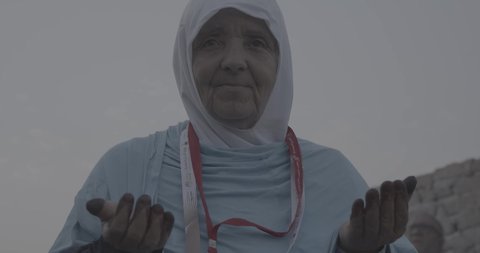 وقفة حجاج بيت الله الحرام على جبل عرفات في المملكة العربية السعودية, تصوير مقرب لحاجة تقوم بالدعاء والتوجه إلى الله الكريم في جبل الرحمة, الخشوع والمشاعر الإيمانية الإسلامية العظيمة, أداء فرائض الإسلام في مكة المكرمة، إتمام مناسك الحج