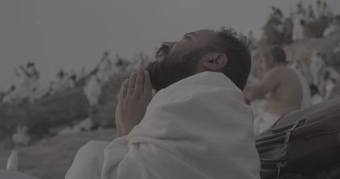 إتمام مناسك الحج, وقفة حجاج بيت الله الحرام على جبل عرفات في المملكة العربية السعودية, تصوير مقرب لحاج يقوم بالدعاء والتوجه إلى الله الكريم في جبل الرحمة, الخشوع والمشاعر الإيمانية الإسلامية العظيمة, أداء فرائض الإسلام في مكة المكرمة