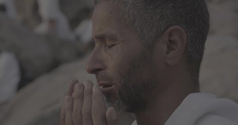 إتمام مناسك الحج, وقفة حجاج بيت الله الحرام على جبل عرفات في المملكة العربية السعودية, تصوير مقرب لحاج يقوم بالدعاء والتوجه إلى الله الكريم في جبل الرحمة, الخشوع والمشاعر الإيمانية الإسلامية العظيمة, أداء فرائض الإسلام في مكة المكرمة