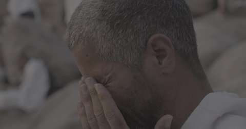 إتمام مناسك الحج, وقفة حجاج بيت الله الحرام على جبل عرفات في المملكة العربية السعودية, تصوير مقرب لحاج يقوم بالدعاء والتوجه إلى الله الكريم في جبل الرحمة, الخشوع والمشاعر الإيمانية الإسلامية العظيمة, أداء فرائض الإسلام في مكة المكرمة