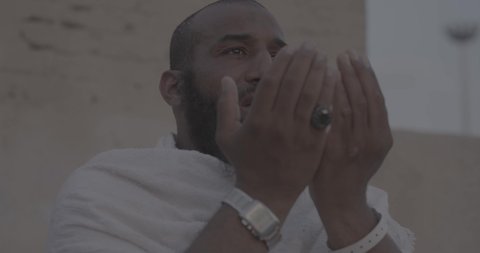 إتمام مناسك الحج, وقفة حجاج بيت الله الحرام على جبل عرفات في المملكة العربية السعودية, تصوير مقرب لحاج يقوم بالدعاء والتوجه إلى الله الكريم في جبل الرحمة, الخشوع والمشاعر الإيمانية الإسلامية العظيمة, أداء فرائض الإسلام في مكة المكرمة