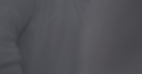 وقفة حجاج بيت الله الحرام على جبل عرفات في المملكة العربية السعودية, تصوير مقرب لحاجة تقوم بالدعاء والتوجه إلى الله الكريم في جبل الرحمة, الخشوع والمشاعر الإيمانية الإسلامية العظيمة, أداء فرائض الإسلام في مكة المكرمة، إتمام مناسك الحج