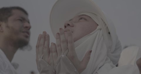 وقفة حجاج بيت الله الحرام على جبل عرفات في المملكة العربية السعودية, تصوير مقرب لحاجة تقوم بالدعاء والتوجه إلى الله الكريم في جبل الرحمة, الخشوع والمشاعر الإيمانية الإسلامية العظيمة, أداء فرائض الإسلام في مكة المكرمة، إتمام مناسك الحج