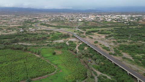 الاشجار والنباتات الخضراء في وادي الفطيحة بجازان، المزروعات والمدرجات الزراعية على  القمم والمرتفعات، المساحات الزراعية الواسعة في المملكة العربية السعودية، معالم جازان الطبيعية