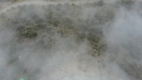 التشكيل و التكوين الصخري في المملكة العربية السعودية، الأجواء الضبابية على السلاسل و المرتفعات الجبلية، محافظة بلسمر في في منطقة عسير، منظر طبيعي متميز