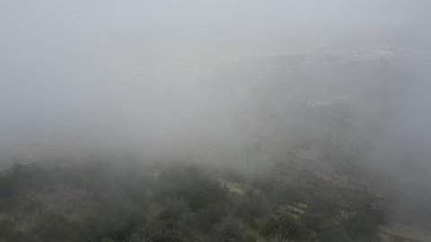 التشكيل و التكوين الصخري في المملكة العربية السعودية، الأجواء الضبابية على السلاسل و المرتفعات الجبلية، محافظة بلسمر في في منطقة عسير، منظر طبيعي متميز