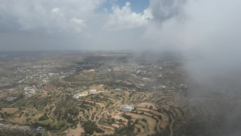 التشكيل و التكوين الصخري في المملكة العربية السعودية، الأجواء الضبابية على السلاسل و المرتفعات الجبلية، محافظة بلسمر في في منطقة عسير، منظر طبيعي متميز