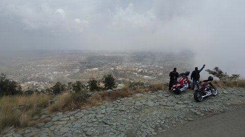 التشكيل و التكوين الصخري في المملكة العربية السعودية، الأجواء الضبابية على السلاسل و المرتفعات الجبلية، محافظة بلسمر في في منطقة عسير، منظر طبيعي متميز