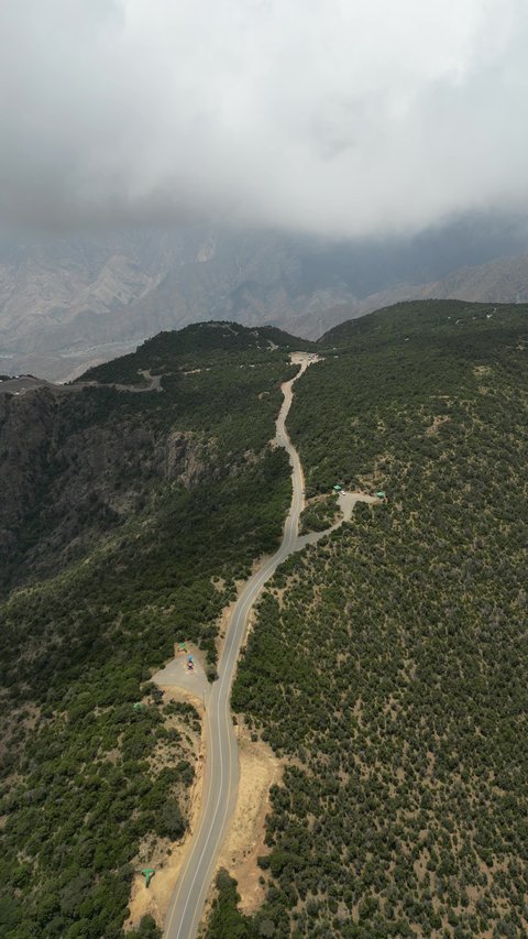 التشكيل و التكوين الصخري في المملكة العربية السعودية، الأجواء الضبابية على السلاسل و المرتفعات الجبلية، محافظة بلسمر في في منطقة عسير، منظر طبيعي متميز