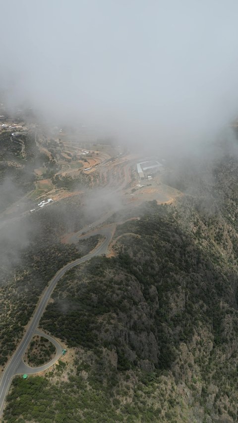 التشكيل و التكوين الصخري في المملكة العربية السعودية، الأجواء الضبابية على السلاسل و المرتفعات الجبلية، محافظة بلسمر في في منطقة عسير، منظر طبيعي متميز