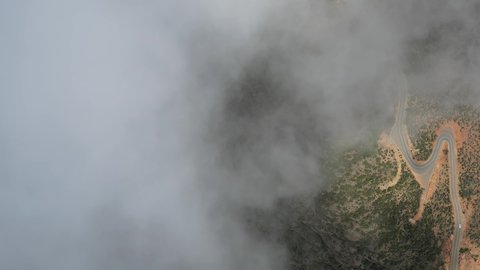 التشكيل و التكوين الصخري في المملكة العربية السعودية، الأجواء الضبابية على السلاسل و المرتفعات الجبلية، محافظة بلسمر في في منطقة عسير، منظر طبيعي متميز