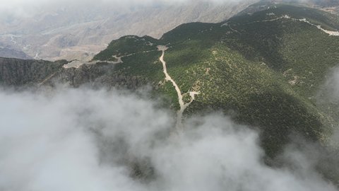 التشكيل و التكوين الصخري في المملكة العربية السعودية، الأجواء الضبابية على السلاسل و المرتفعات الجبلية، محافظة بلسمر في في منطقة عسير، منظر طبيعي متميز