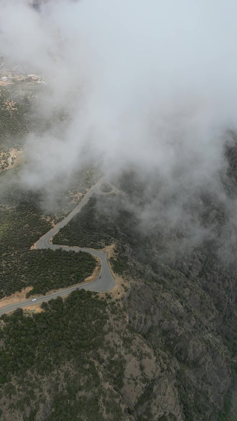 التشكيل و التكوين الصخري في المملكة العربية السعودية، الأجواء الضبابية على السلاسل و المرتفعات الجبلية، محافظة بلسمر في في منطقة عسير، منظر طبيعي متميز