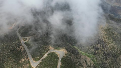 التشكيل و التكوين الصخري في المملكة العربية السعودية، الأجواء الضبابية على السلاسل و المرتفعات الجبلية، محافظة بلسمر في في منطقة عسير، منظر طبيعي متميز