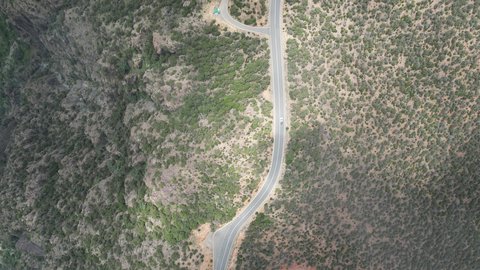 التشكيل و التكوين الصخري في المملكة العربية السعودية، الأجواء الضبابية على السلاسل و المرتفعات الجبلية، محافظة بلسمر في في منطقة عسير، منظر طبيعي متميز