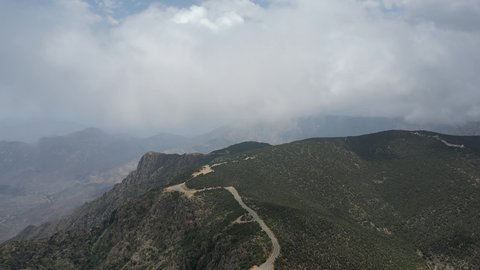 التشكيل و التكوين الصخري في المملكة العربية السعودية، الأجواء الضبابية على السلاسل و المرتفعات الجبلية، محافظة بلسمر في في منطقة عسير، منظر طبيعي متميز