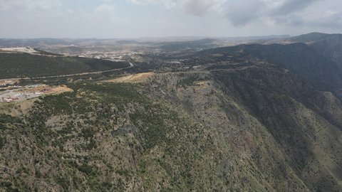 التشكيل و التكوين الصخري في المملكة العربية السعودية، الأجواء الضبابية على السلاسل و المرتفعات الجبلية، محافظة بلسمر في في منطقة عسير، منظر طبيعي متميز