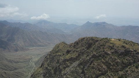 التشكيل و التكوين الصخري في المملكة العربية السعودية، الأجواء الضبابية على السلاسل و المرتفعات الجبلية، محافظة بلسمر في في منطقة عسير، منظر طبيعي متميز