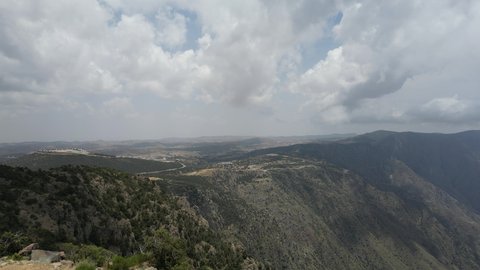 التشكيل و التكوين الصخري في المملكة العربية السعودية، الأجواء الضبابية على السلاسل و المرتفعات الجبلية، محافظة بلسمر في في منطقة عسير، منظر طبيعي متميز