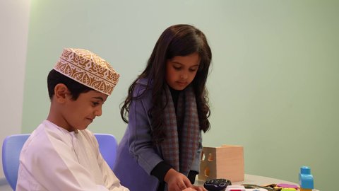 متعة اللعب بعجينة التشكيل، نشاطات فنية تساعد على تنمية الجانب الإبداعي والابتكاري لدى الأطفال، اطفال عرب عمانيين يقومون بتشكيل الصلصال، توفير مساحه آمنه للاطفال في رياض الاطفال